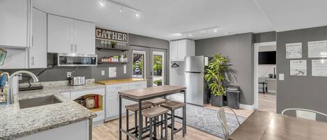 Refrigerador, microondas, lavavajillas, cafetera/tetera