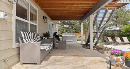 Relax & Unwind: Hot Tub/Pool, King Beds, Steam Shower, Sleeps 8, Great Location!