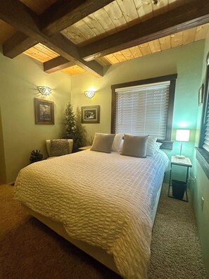 4 bedrooms, desk, iron/ironing board, travel cot - Convenient location 2 miles to Priest Lake for families & work-cation stays! (Priest Lake)