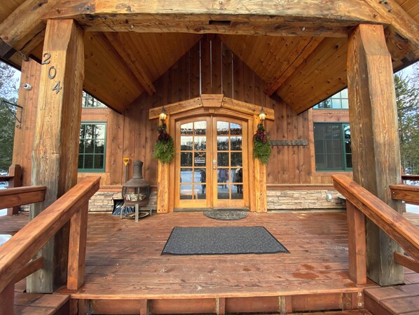 Exterior detail - Convenient location 2 miles to Priest Lake for families & work-cation stays! (Priest Lake)