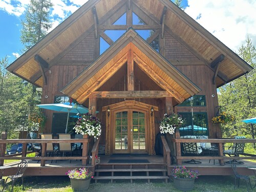Convenient location 2 miles to Priest Lake for families & work-cation stays!