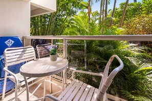 Property grounds - Cozy studio, split AC, kitchenette, steps to beach in best South Kihei location! (Kihei)
