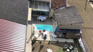 Propiedad residencial con piscina, zona de estar exterior y jardín.