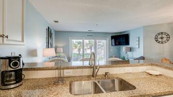 Køleskab, mikrobølgeovn, ovn, kogeplade