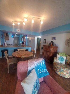 Fernseher, Bücher, Arbeitsbereiche