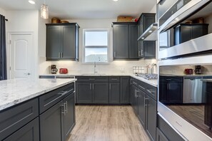 Refrigerador, microondas, horno y parrilla de estufa 