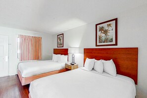 1 bedroom, iron/ironing board, Internet, bed sheets - 2nd Floor Oceanfront Snowbird Friendly Condo w/ WiFi, AC, Shared Pool/Hot Tub (Myrtle Beach)