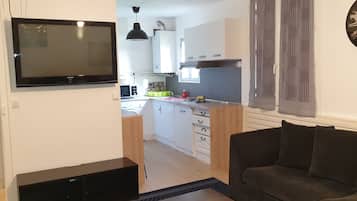 Réfrigérateur, micro-ondes, plaque de cuisson, cafetiÚre/bouilloire