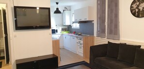 Geladeira, micro-ondas, cooktop, cafeteira/chaleira