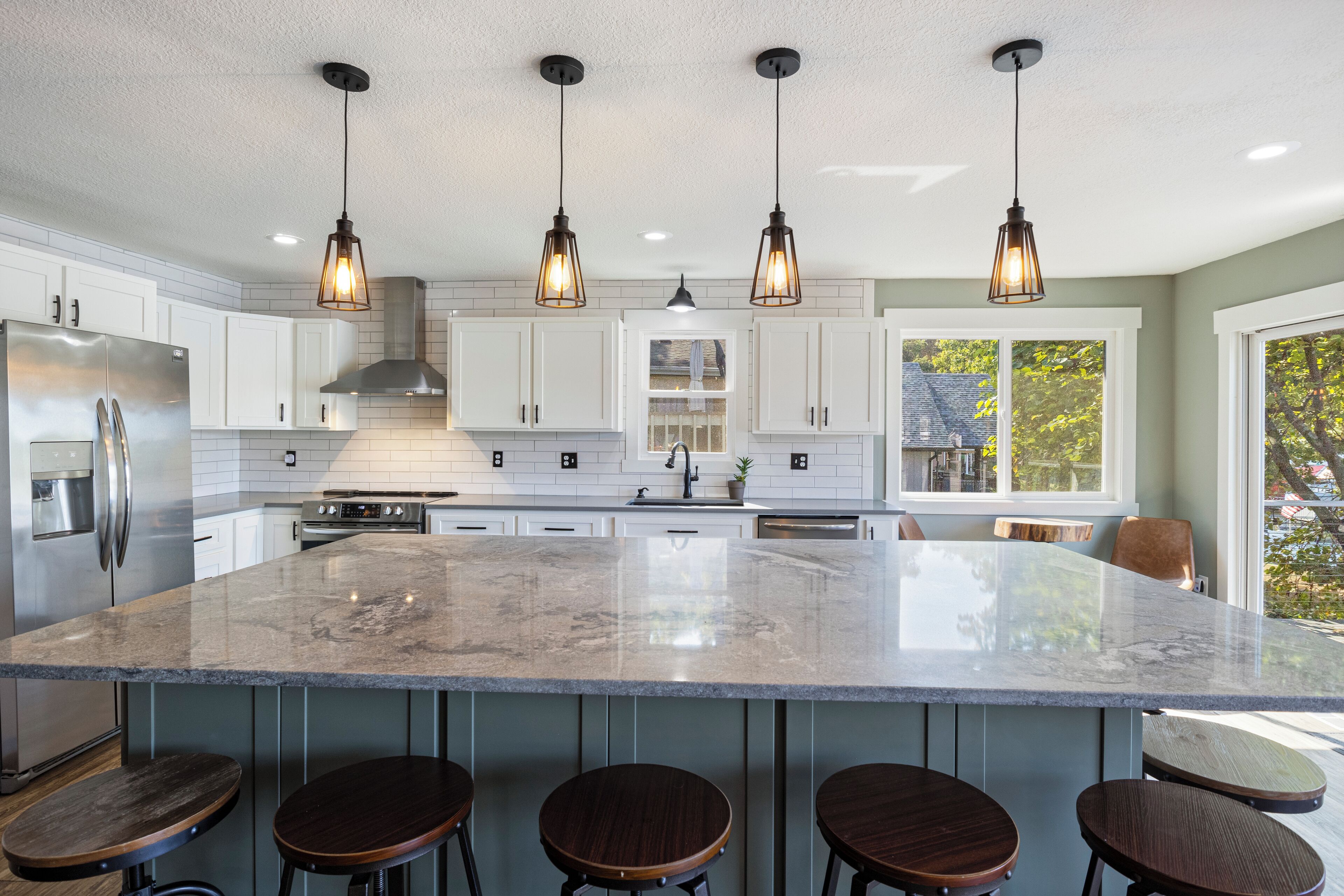 Kjøleskap, mikrobølgeovn, ovn og kokeplater