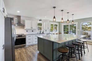 冰箱、微波炉、烤箱、炉灶