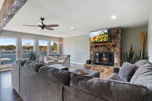 智能电视、壁炉、桌上足球、书