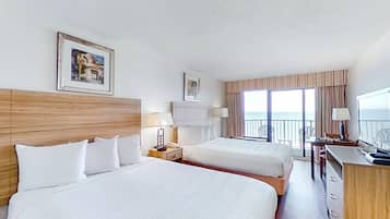 Een strijkplank/strijkijzer, internet, beddengoed