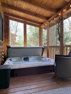 Outdoor spa tub