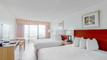 Tabla de planchar con plancha, internet y ropa de cama