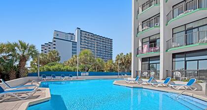 3rd Floor Oceanfront Snowbird Friendly Studio w/ AC, WiFi, Shared Pool/Hot Tub