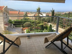 Balcony - Stunning 4-bed Villa in Lagonisi Kalivia Thorikou (Saronikos)