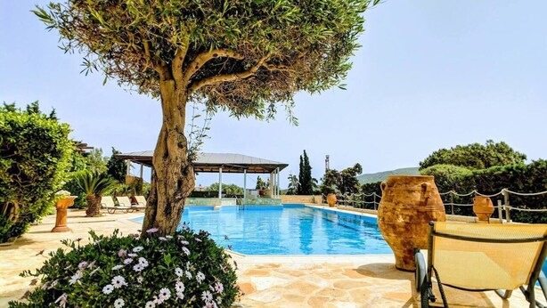 A pool area with a tree, outdoor seating, and a pergola. - Stunning 4-bed Villa in Lagonisi Kalivia Thorikou (Saronikos)