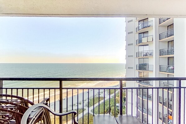 Property grounds - 11th-floor oceanfront condo with pool, hot tub, AC & gym - snowbird-friendly (Myrtle Beach)