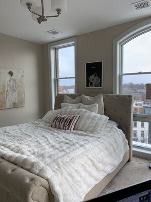 2 bedrooms, in-room safe, desk, iron/ironing board - Gorgeous Modern but Cozy -2B2B Condo -Broadway Downtown Saratoga! (Saratoga Springs)