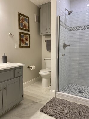 Combined shower/tub, towels, toilet paper