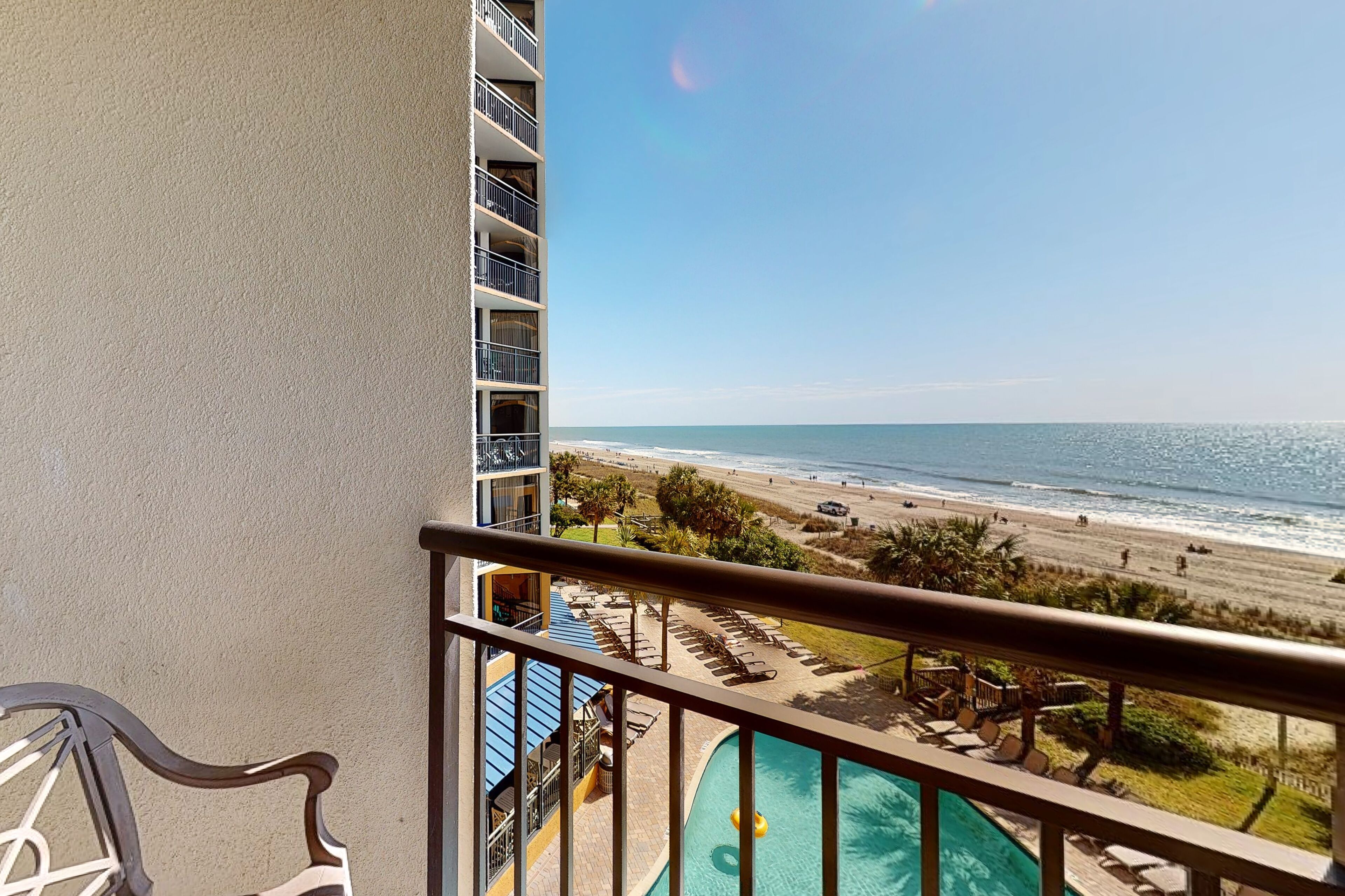 4th-floor ocean-view studio with pool, hot tub, AC & WiFi - snowbird-friendly