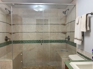 Regadera, secadora de cabello, toallas, jabón 