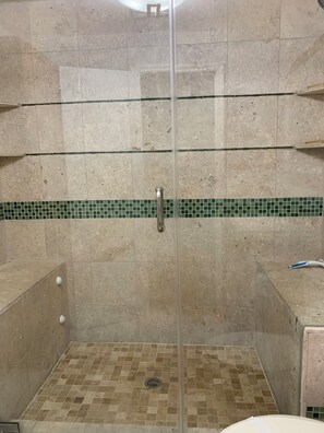 Dusche, Haartrockner, Handtücher, Seife