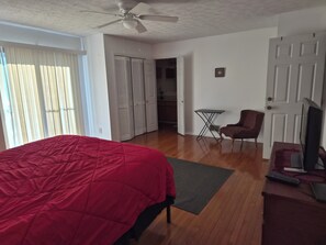 3 bedrooms, desk, WiFi, bed sheets