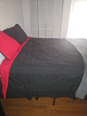 3 bedrooms, desk, WiFi, bed sheets