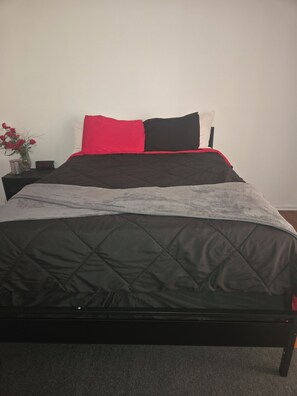 3 bedrooms, desk, WiFi, bed sheets