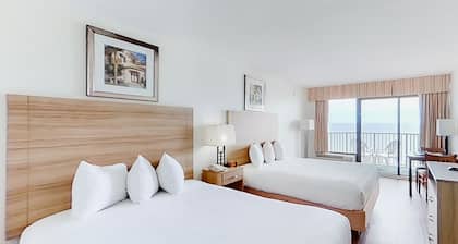 8th-floor oceanfront snowbird-friendly studio with pool/hot tub, AC, WiFi