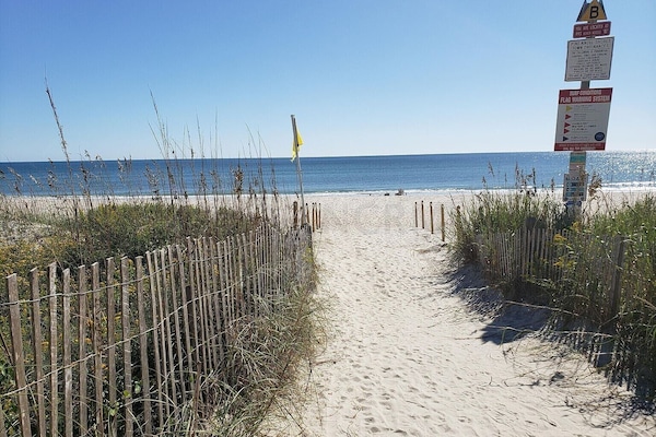 Beach nearby, sun-loungers, beach towels