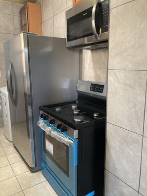 Geladeira, micro-ondas, fogão, cooktop