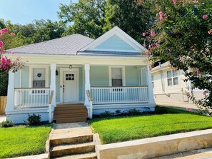 Exterior - Mozley Park Bungalow Close to Downtown (Atlanta)