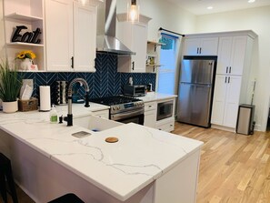 Fridge, microwave, oven, stovetop - Mozley Park Bungalow Close to Downtown (Atlanta)