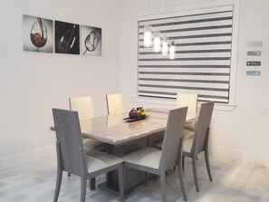 Dining - Flamingo House!! 4bedrooms/3 Bath. Pool/Spa. 6 minutes Walking to the Beach! (Marco Island)