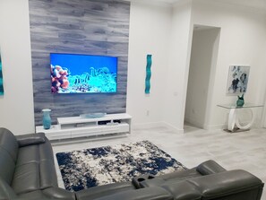 Smart TV, tenis de mesa, libros y impresora