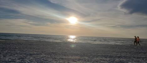Beach nearby, sun loungers, beach towels