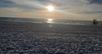 Flamingo House!! 4bedrooms/3 Bath. Pool/Spa. 6 minutes Walking to the Beach!