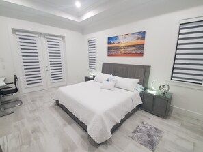 4 bedrooms, desk, iron/ironing board, travel cot - Flamingo House!! 4bedrooms/3 Bath. Pool/Spa. 6 minutes Walking to the Beach! (Marco Island)