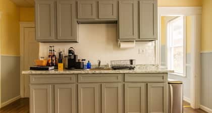 Spacious family friendly 3BR 1st FL apt. Kelly SQ, collages & universities