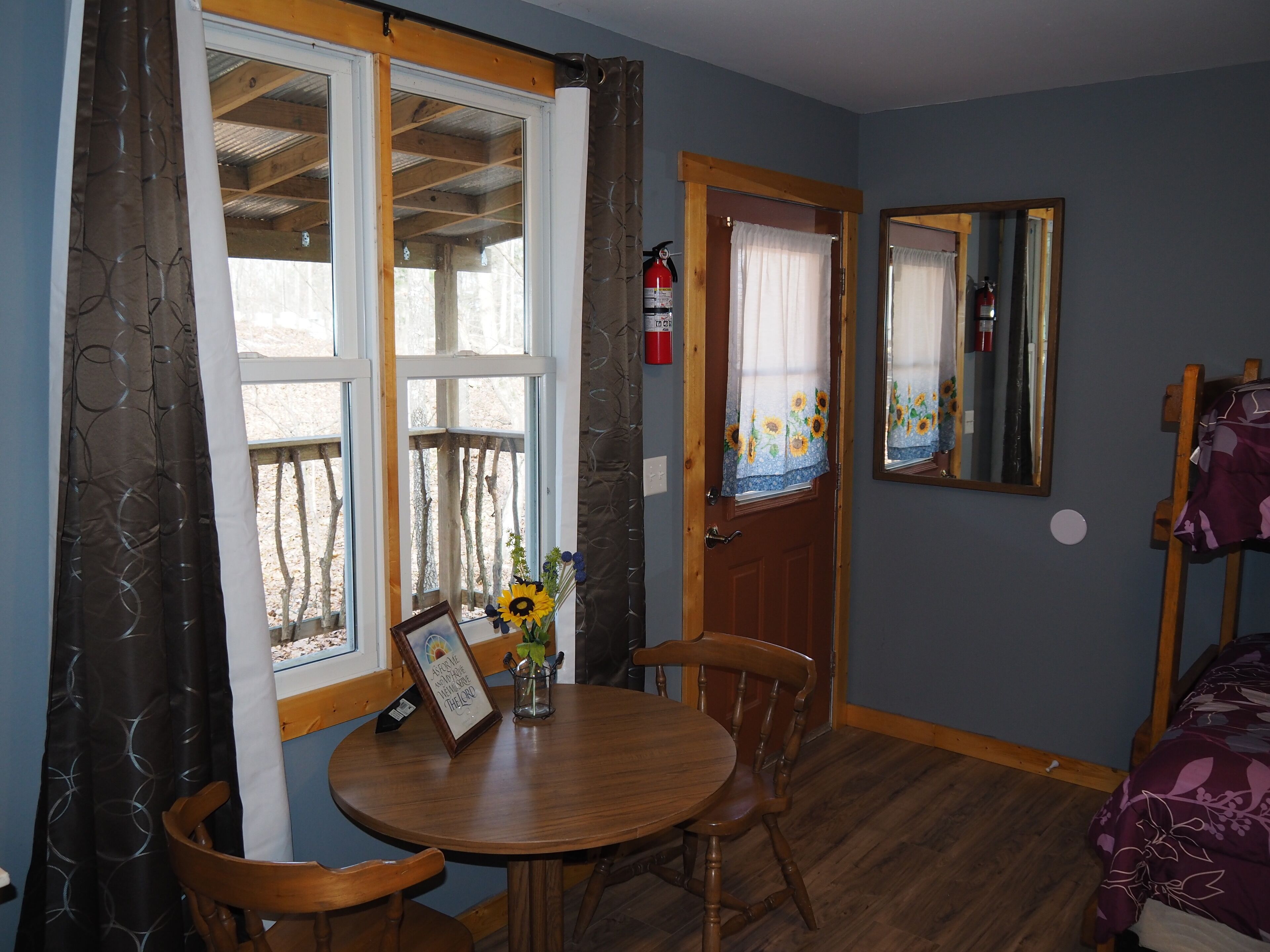 办公桌、免费 WiFi、床单