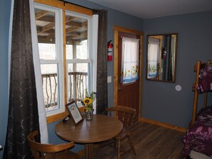 Skrivebord, wi-fi (inkludert) og sengetøy