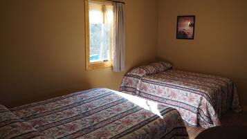 Escritorio, wifi gratis y ropa de cama