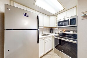 ثلاجة، ميكروويف، فرن، موقد طهي مسطح