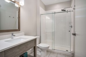 Rainfall showerhead, free toiletries, hair dryer, towels - Lighthouse Suites - Best Western Signature Collection (Emerald Isle)