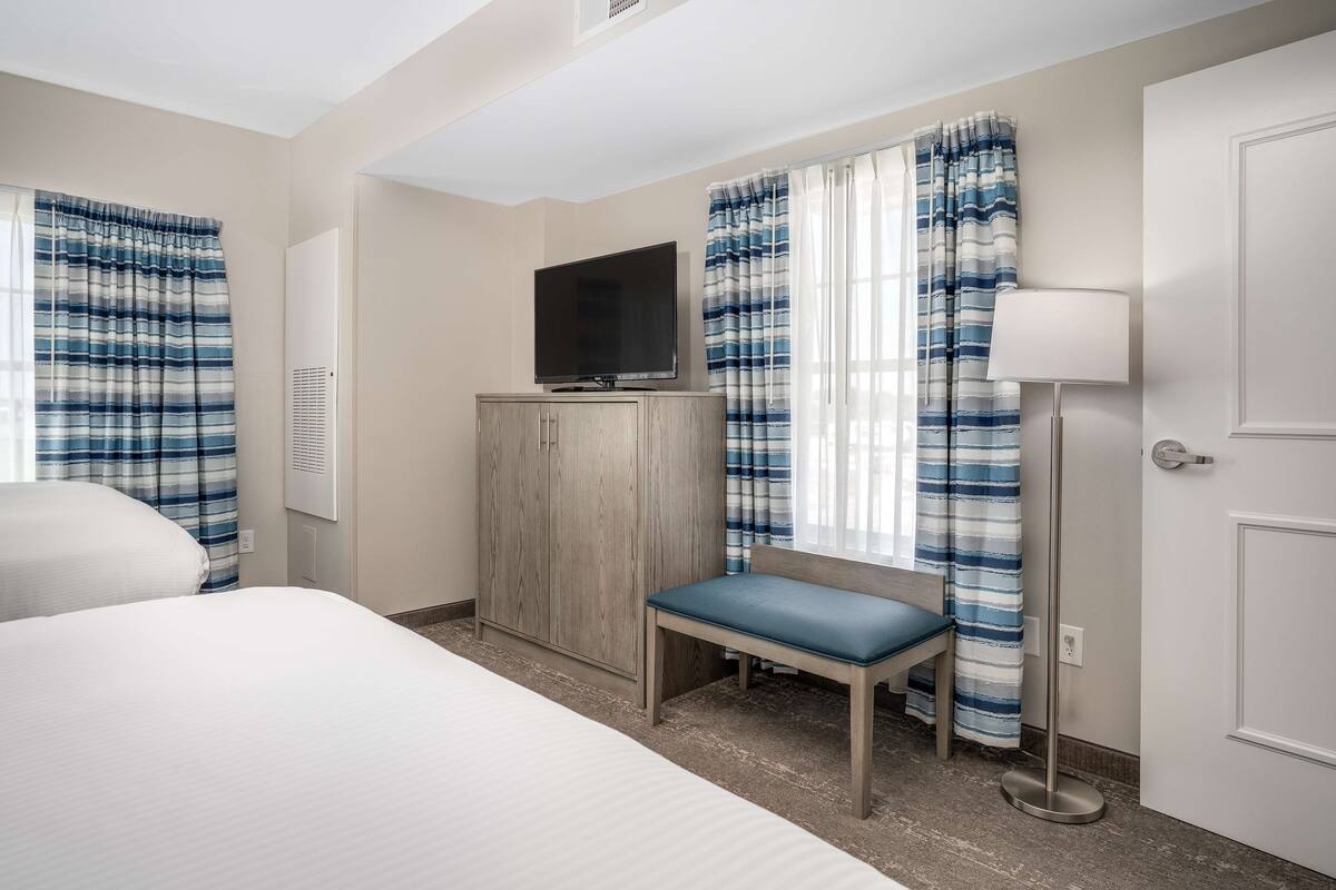 suite, 2 queen beds, non smoking, refrigerator & microwave (living room) | free wifi, bed sheets