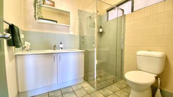 Ducha, secador de pelo, toallas y jabón