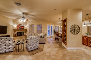 Living area - "A MUST STAY!" Prime Location- Residential Estates area of Lake Havasu City. (Lake Havasu City)